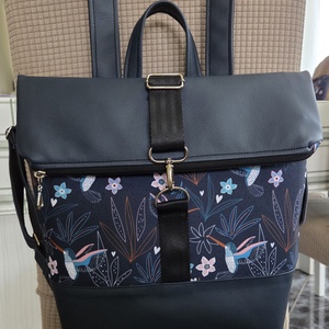 Kihajtható hátizsák gránitkék-kolibri mintás - táska & tok - hátizsák - roll top hátizsák - Meska.hu