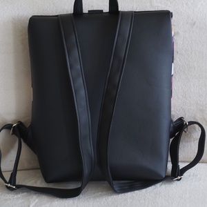 Kihajtható hátizsák fekete-bordó leveles mintás - táska & tok - hátizsák - roll top hátizsák - Meska.hu