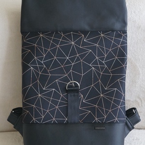 Kihajtható hátizsák fekete-fekete geometriai mintás - táska & tok - hátizsák - roll top hátizsák - Meska.hu