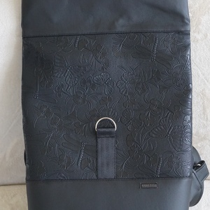 Kihajtható hátizsák fekete-nyomott pillangós - táska & tok - hátizsák - roll top hátizsák - Meska.hu