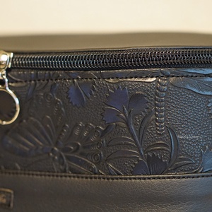 Oldaltáska fekete - nyomott pillangó mintás - táska & tok - kézitáska & válltáska - vállon átvethető táska - Meska.hu