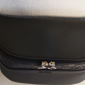 Oldaltáska fekete - nyomott pillangó mintás - táska & tok - kézitáska & válltáska - vállon átvethető táska - Meska.hu