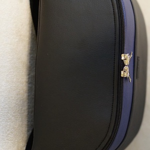 Oldaltáska fekete - metál kék - táska & tok - kézitáska & válltáska - vállon átvethető táska - Meska.hu