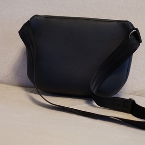 Oldaltáska fekete - metál kék - táska & tok - kézitáska & válltáska - vállon átvethető táska - Meska.hu