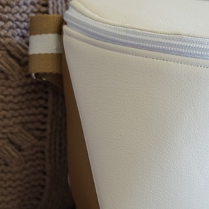 Oldaltáska fehér-barna - táska & tok - kézitáska & válltáska - vállon átvethető táska - Meska.hu