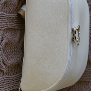 Oldaltáska fehér-barna - táska & tok - kézitáska & válltáska - vállon átvethető táska - Meska.hu