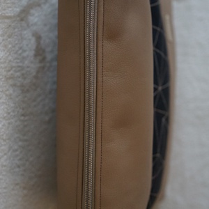 Barna-fekete geometriai mintás oldaltáska - táska & tok - kézitáska & válltáska - vállon átvethető táska - Meska.hu