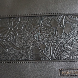 Barna-fekete pillangó mintás oldaltáska - táska & tok - kézitáska & válltáska - vállon átvethető táska - Meska.hu