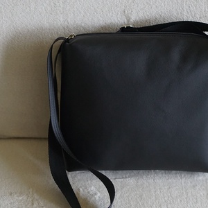 Barna-fekete pillangó mintás oldaltáska - táska & tok - kézitáska & válltáska - vállon átvethető táska - Meska.hu