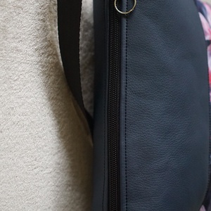 Gárnitkék - rózsaszín mintás oldaltáska - táska & tok - kézitáska & válltáska - vállon átvethető táska - Meska.hu