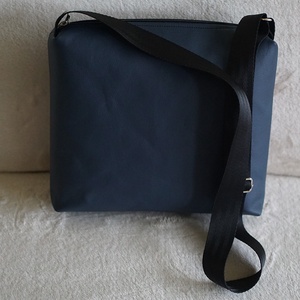 Gárnitkék - rózsaszín mintás oldaltáska - táska & tok - kézitáska & válltáska - vállon átvethető táska - Meska.hu