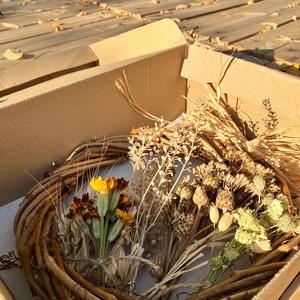 DIY koszorúkészítő csomag � vadszőlő, szárított virágok és természetes báj - otthon & életmód - vallás - temetkezési tárgy - sírkoszorú, kegyeleti koszorú - Meska.hu