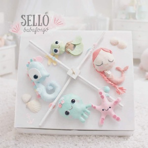 Babaforgó kiságyra � Tengeri motívumok (hableány, polip, csikóhal, teknős) � Kézműves filc mobildísz � Babaváró ajándék - Meska.hu