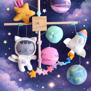 Babaforgó űrcicával csillaggal bolygóval és űrhajóval egyenesen Mancsicsi piciny műhelyéből , Baba - mama, Baba játékok, Kiságyforgó, Varrás, MESKA