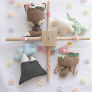 BABAFORGÓ erdei állatokkal, Róka, Nyuszi, Hegyecske, Felhő, Baba - mama, Baba játékok, Kiságyforgó, Varrás, MESKA