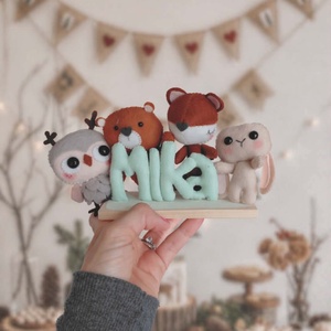 Erdei állatos névtábla fa talpon � egyedi gyerekszobai dekoráció - Meska.hu