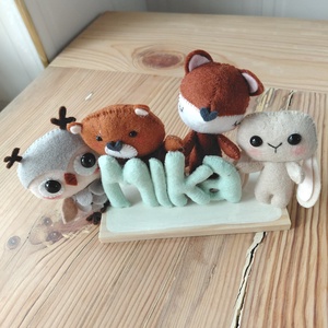 Erdei állatos névtábla fa talpon � egyedi gyerekszobai dekoráció - baba - mama - babaszoba dekoráció - baba névtábla - Meska.hu