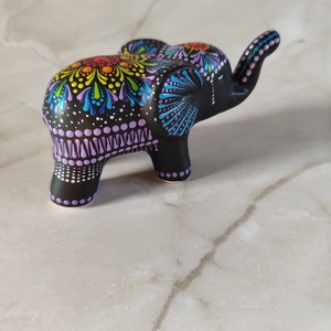 Szerencsehozó elefánt figura � kézzel festett porcelán dekoráció csakra színekben  - otthon & életmód - dekoráció - dísztárgy - Meska.hu