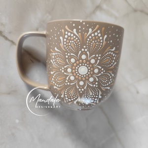 Kézzel festett mandala teásbögre, egyedi porcelán bögre arany, bézs, fehér , Otthon & Életmód, Konyhafelszerelés, tálalás, Tálalás, Teás- és kávés pohár, készlet, Festészet, Festett tárgyak, A kézzel festett mandala teásbögre a nyugodt teázások különleges kiegészítője lehet. Az egyedi mand..., MESKA