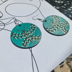 Mandala pontozott fa-akril fülbevaló 5cm hand made egyedi új (I) - ékszer - fülbevaló - lógós kerek fülbevaló - Meska.hu