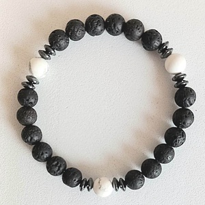 Lávakő és howlit karkötő - ékszer - karkötő - bogyós karkötő - Meska.hu