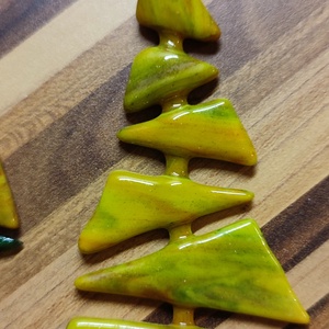 Csillogó fenyők - karácsony - adventi díszek - adventi ablakdekoráció - Meska.hu