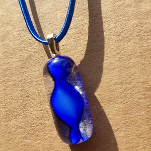 Kék-fehér csavart mintás medál - ékszer - nyaklánc - medál - Meska.hu