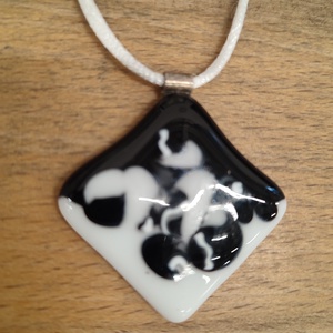 Fekete-fehér  medál - ékszer - nyaklánc - medál - Meska.hu