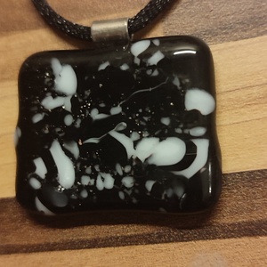 Fekete-fehér medál - ékszer - nyaklánc - medál - Meska.hu