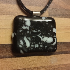 Fekete-fehér medál - ékszer - nyaklánc - medál - Meska.hu