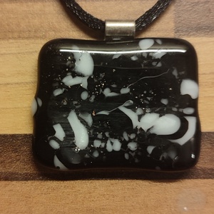 Fekete-fehér medál - Meska.hu