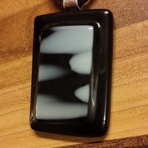 Fekete fehér foltos medál - ékszer - nyaklánc - medál - Meska.hu