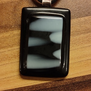 Fekete fehér foltos medál - ékszer - nyaklánc - medál - Meska.hu