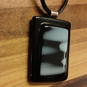 Fekete fehér foltos medál - ékszer - nyaklánc - medál - Meska.hu