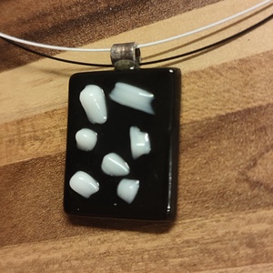 Fekete-fehér szilánkos medál - ékszer - nyaklánc - medál - Meska.hu