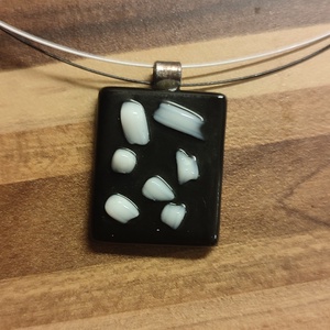 Fekete-fehér szilánkos medál, Ékszer, Nyaklánc, Medál, Ékszerkészítés, Üvegművészet, MESKA