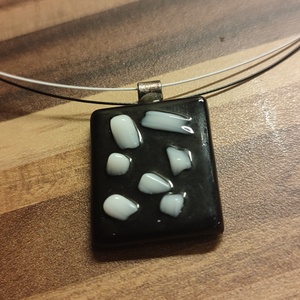 Fekete-fehér szilánkos medál - ékszer - nyaklánc - medál - Meska.hu