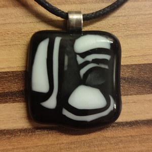 Fekete-fehér medál - ékszer - nyaklánc - medál - Meska.hu