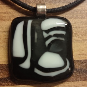 Fekete-fehér medál - Meska.hu