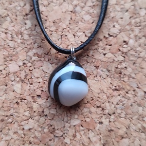 Fekete-fehér csíkoska medál - ékszer - nyaklánc - medál - Meska.hu