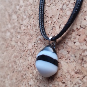 Fekete-fehér csíkoska medál - ékszer - nyaklánc - medál - Meska.hu