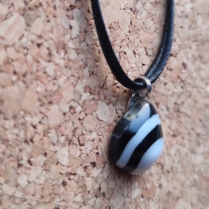 Fekete-fehér csíkoska medál - ékszer - nyaklánc - medál - Meska.hu