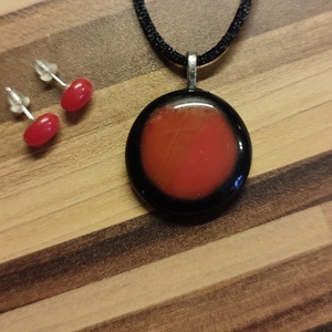 Piros-fekete medál és füli - Meska.hu