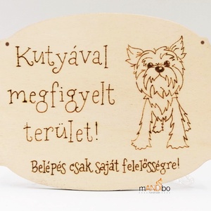Kutyával megfigyelt terület -  kopogtató - pirogravírozott képecske, Otthon & Életmód, Dekoráció, Ajtó- és ablak dekoráció, Ajtótábla, Gravírozás, pirográfia, MESKA