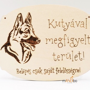 Kutyával megfigyelt terület -  kopogtató - pirogravírozott képecske - otthon & életmód - dekoráció - ajtó- és ablak dekoráció - ajtótábla - Meska.hu