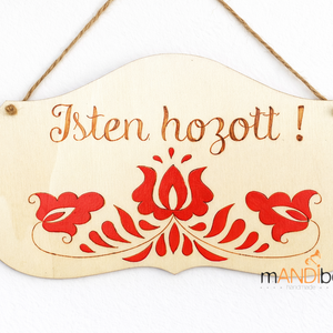 Népies Isten hozott magyaros mintás kopogtató - pirogravírozott képecske, Otthon & Életmód, Dekoráció, Ajtó- és ablak dekoráció, Ajtótábla, Gravírozás, pirográfia, MESKA
