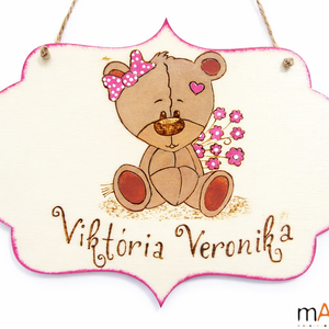 Macis gyerekszoba ajtajára készült pirogravírozott kép , Baba - mama, Babaszoba dekoráció, Babaszoba kép, Gravírozás, pirográfia, MESKA