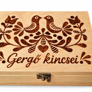 Magyaros mintával díszített, kézzel pirogravírozott fadoboz - mANDIbohandmade, Baba - mama, Keresztelő kellékek, Keresztelőajándékok, Gravírozás, pirográfia, Egyedi, magyaros motívumokkal díszített személyre szabható fadoboz, amelyen két kedves madár, virág..., MESKA