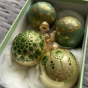 Pontfestett karácsonyi gömb díszek - zöld-arany - karácsony - karácsonyi lakásdekoráció - karácsonyfadíszek - Meska.hu