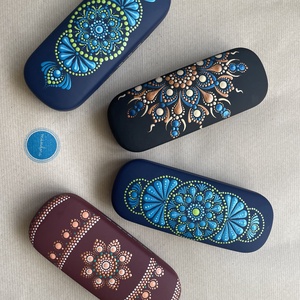 Sötétkék szemüvegtok színes pontozott mandala mintával - táska & tok - pénztárca & más tok - szemüvegtok - Meska.hu